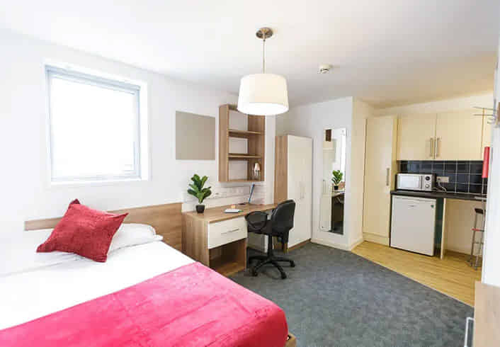 LST Islington II, London interior 1