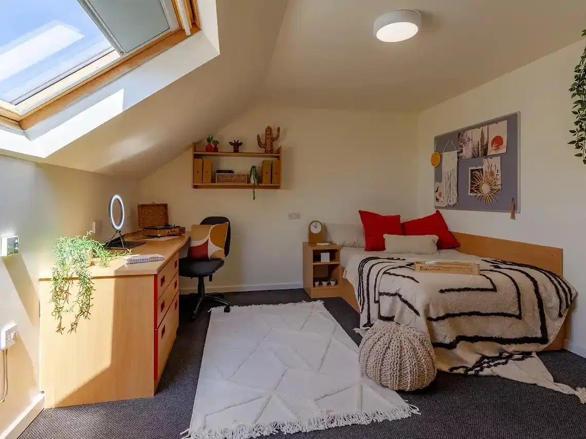 Yugo Park Court, Lincoln interior 1