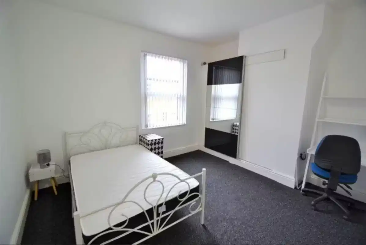 Room in a 3 Bedroom Apartment, 10 Orrel Street, Salford M6 5TD interior 1